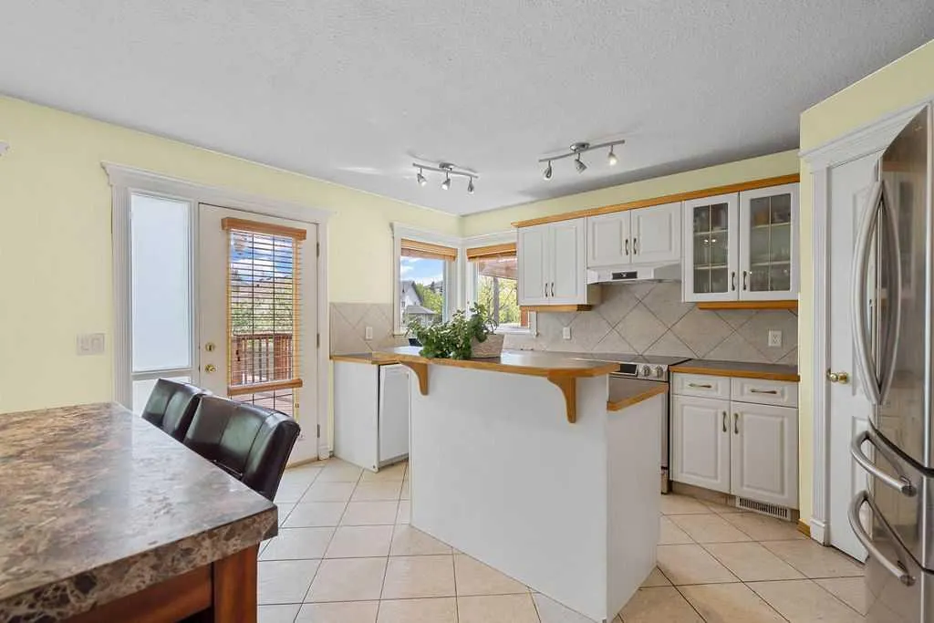 175 Panorama Hills Close NW