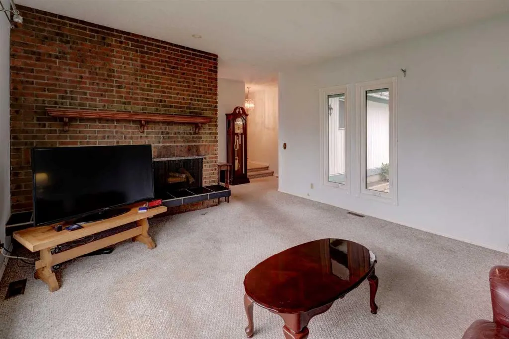 315 Manora Road NE