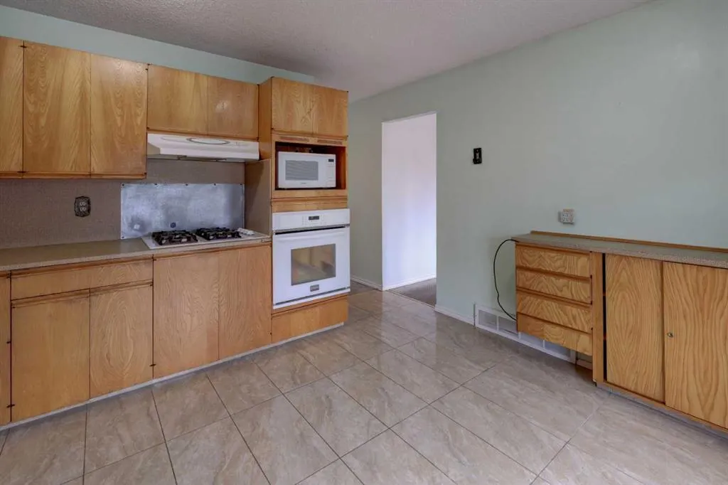 315 Manora Road NE