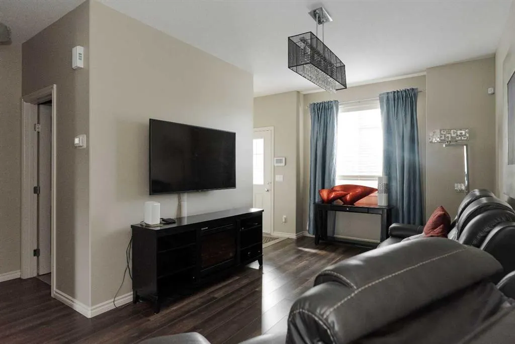 136 Fontaine Crescent, #7