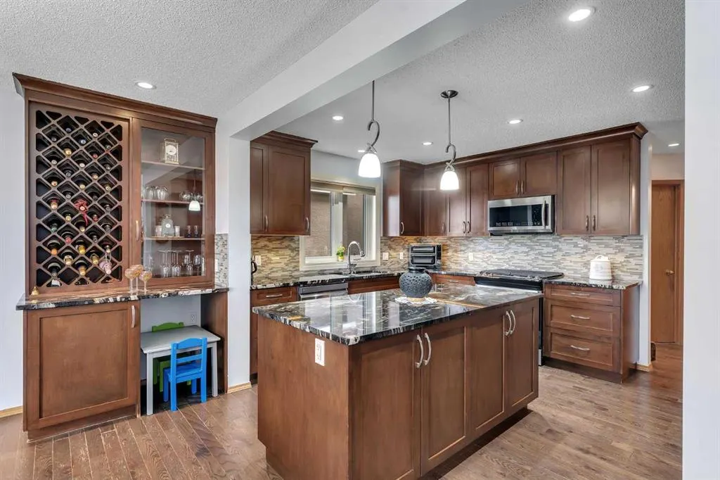 228 Macewan Park View NW