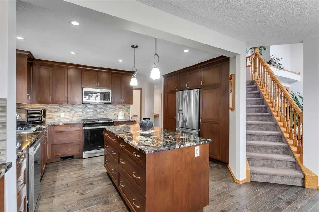 228 Macewan Park View NW