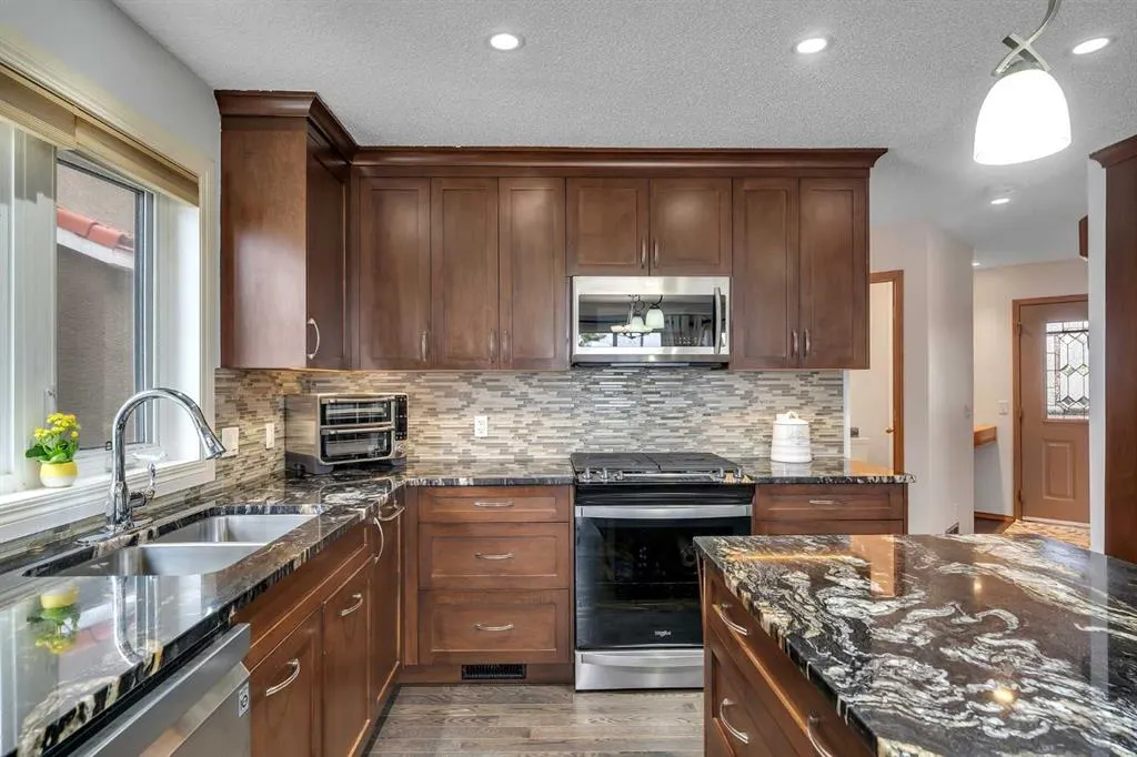 228 Macewan Park View NW