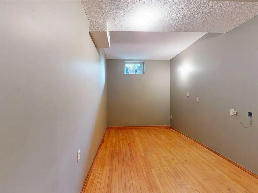 43 1st Street W