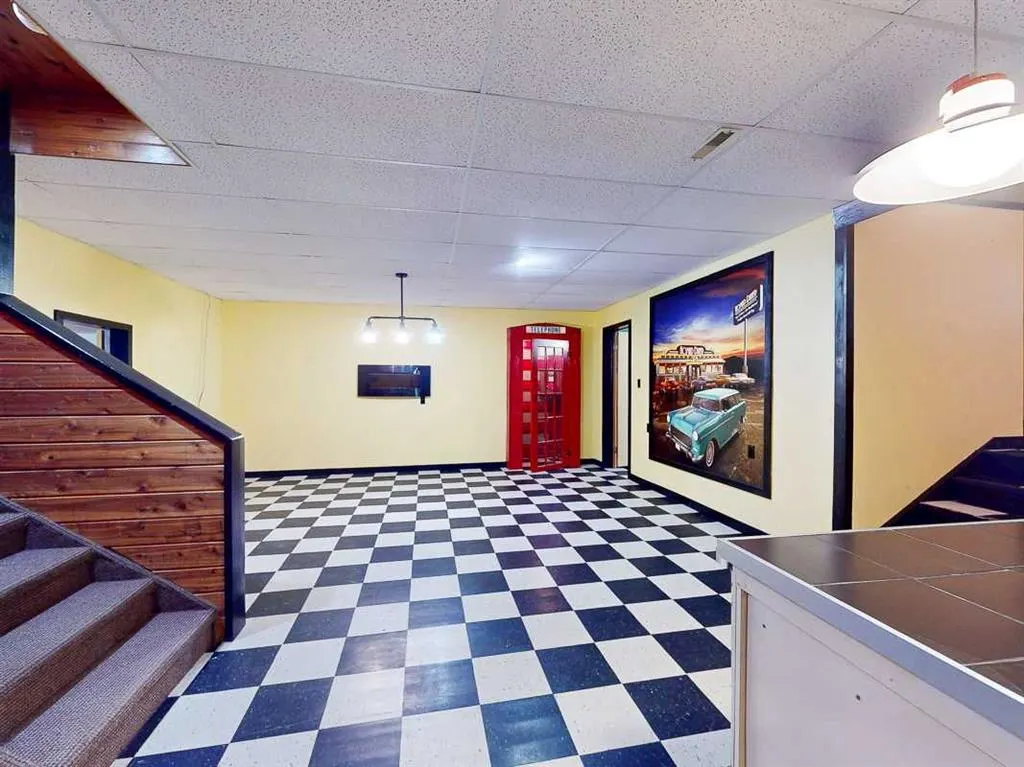 43 1st Street W