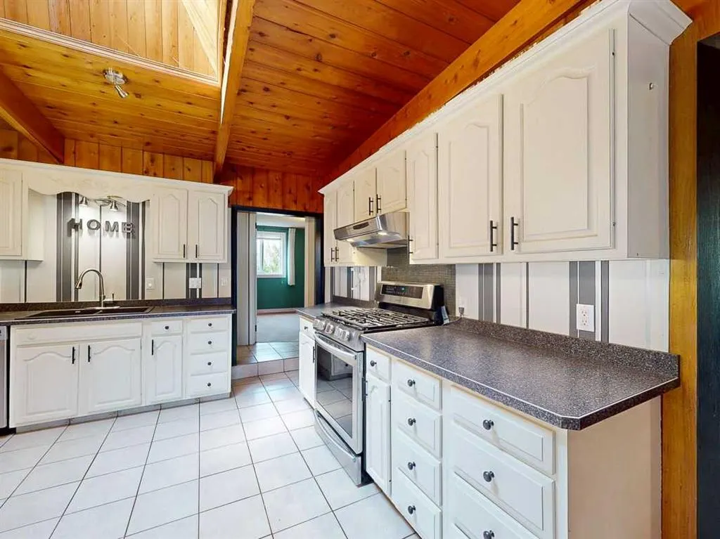 43 1st Street W