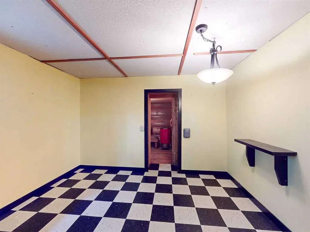 43 1st Street W