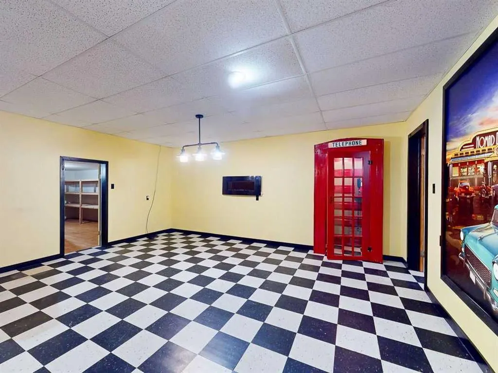 43 1st Street W