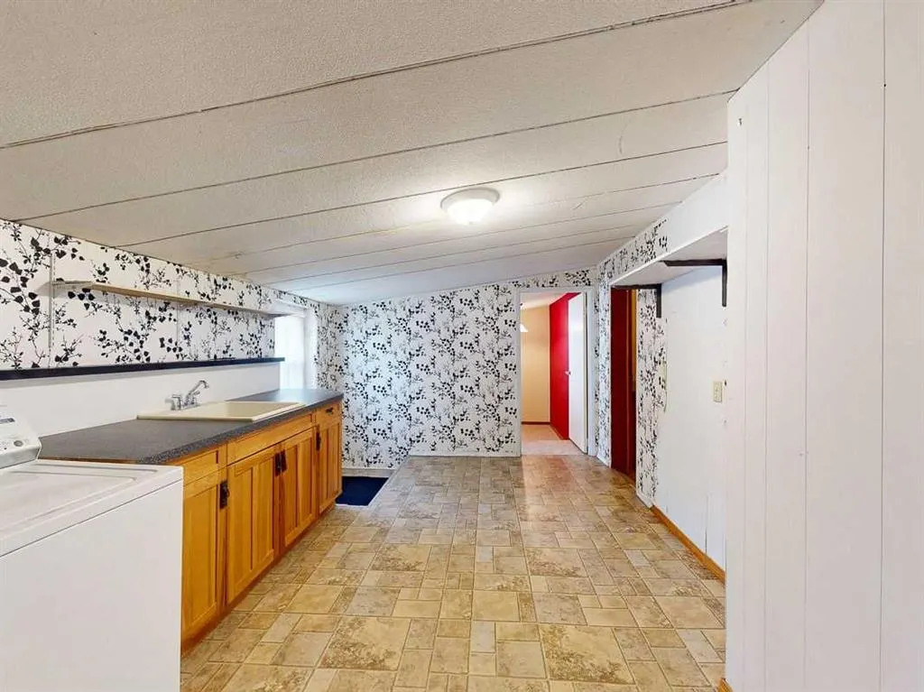 43 1st Street W