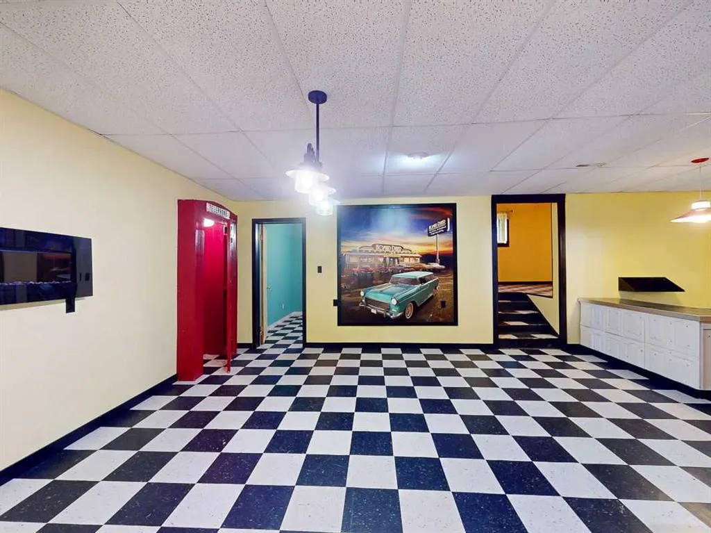 43 1st Street W