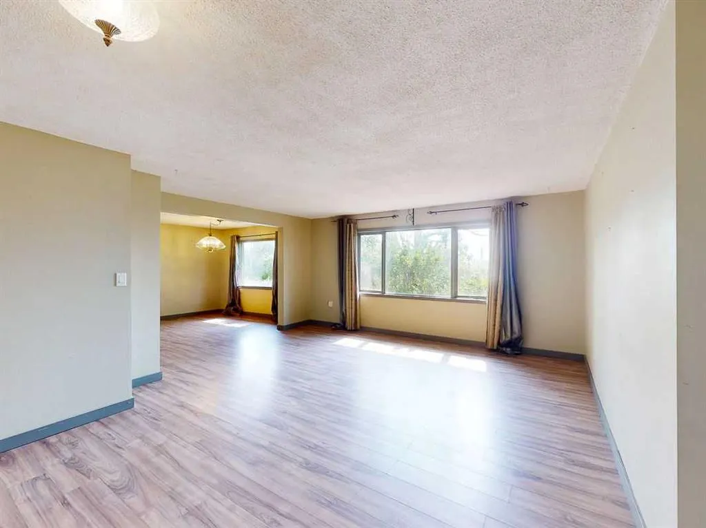 43 1st Street W