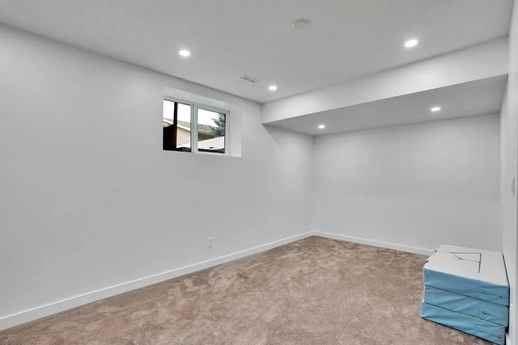 323 Sandford Place NW