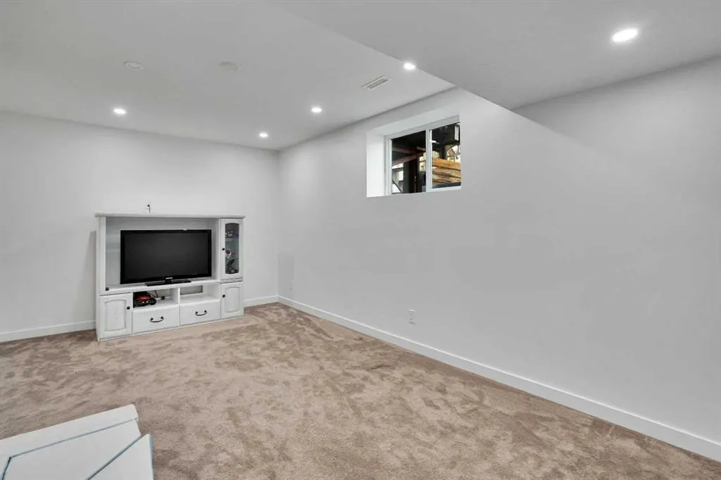323 Sandford Place NW