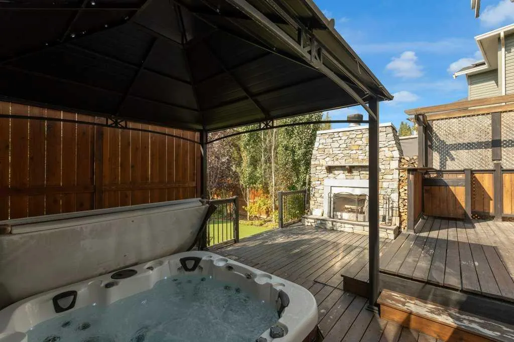 17 Luxstone Rise SW