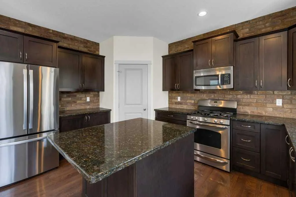 17 Luxstone Rise SW