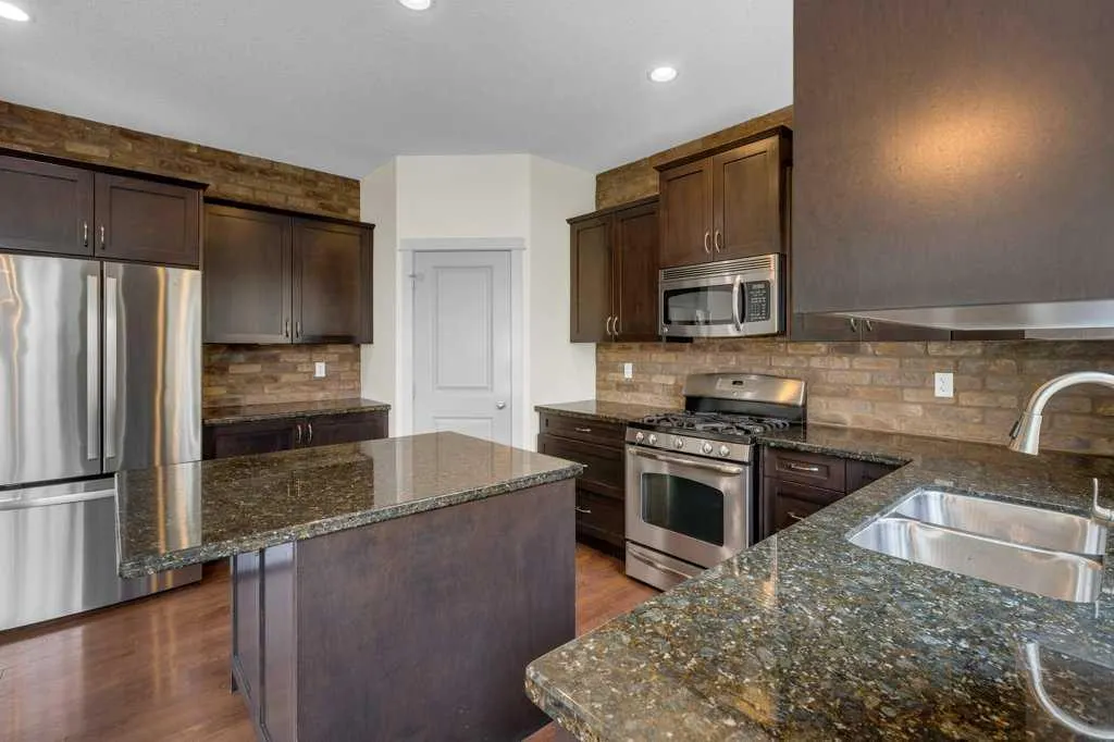 17 Luxstone Rise SW