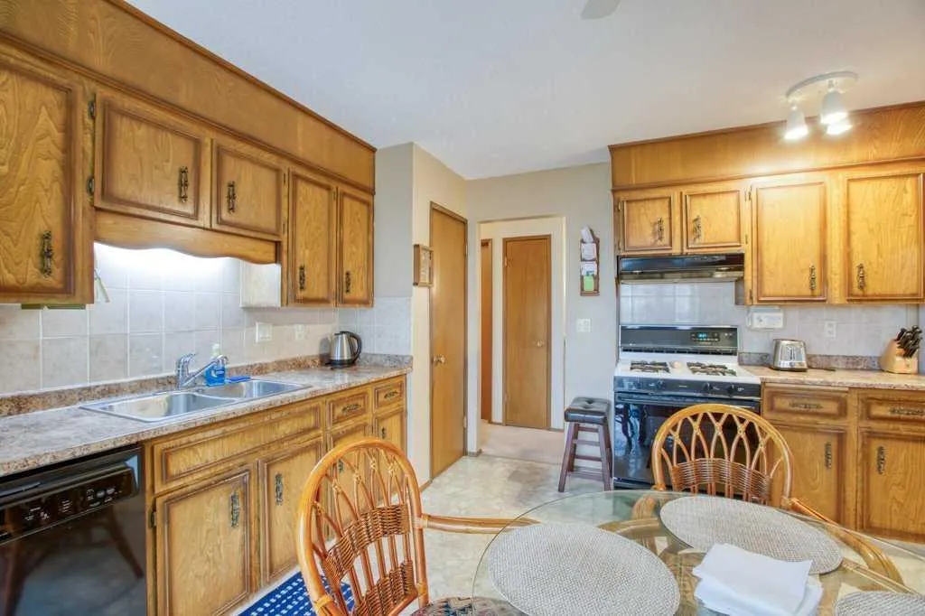 307 Silverthorn Way NW