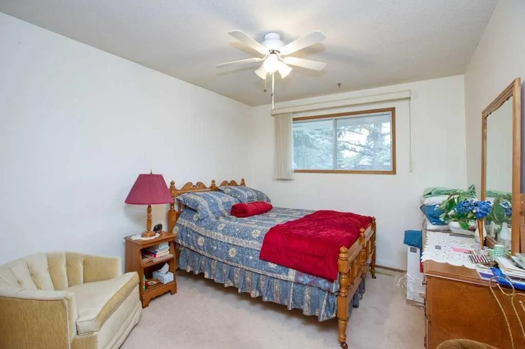 307 Silverthorn Way NW