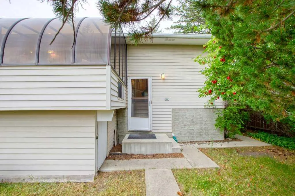 307 Silverthorn Way NW