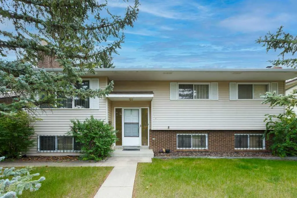 307 Silverthorn Way NW