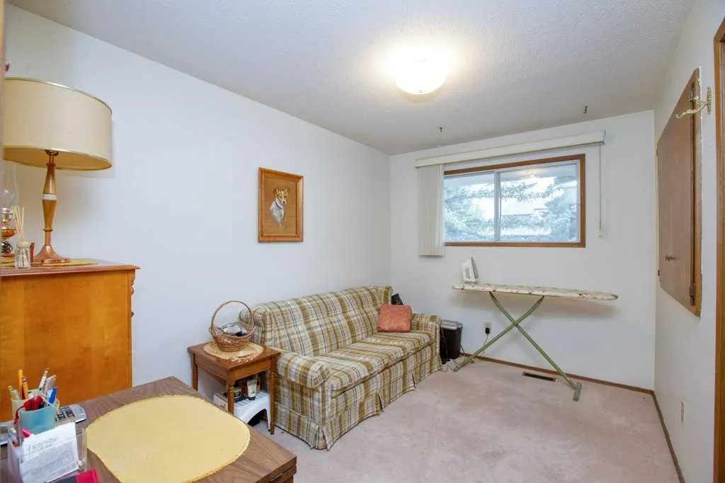 307 Silverthorn Way NW