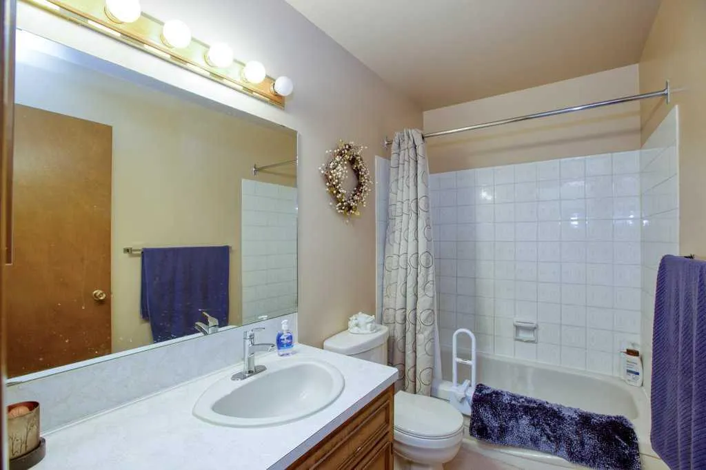 307 Silverthorn Way NW