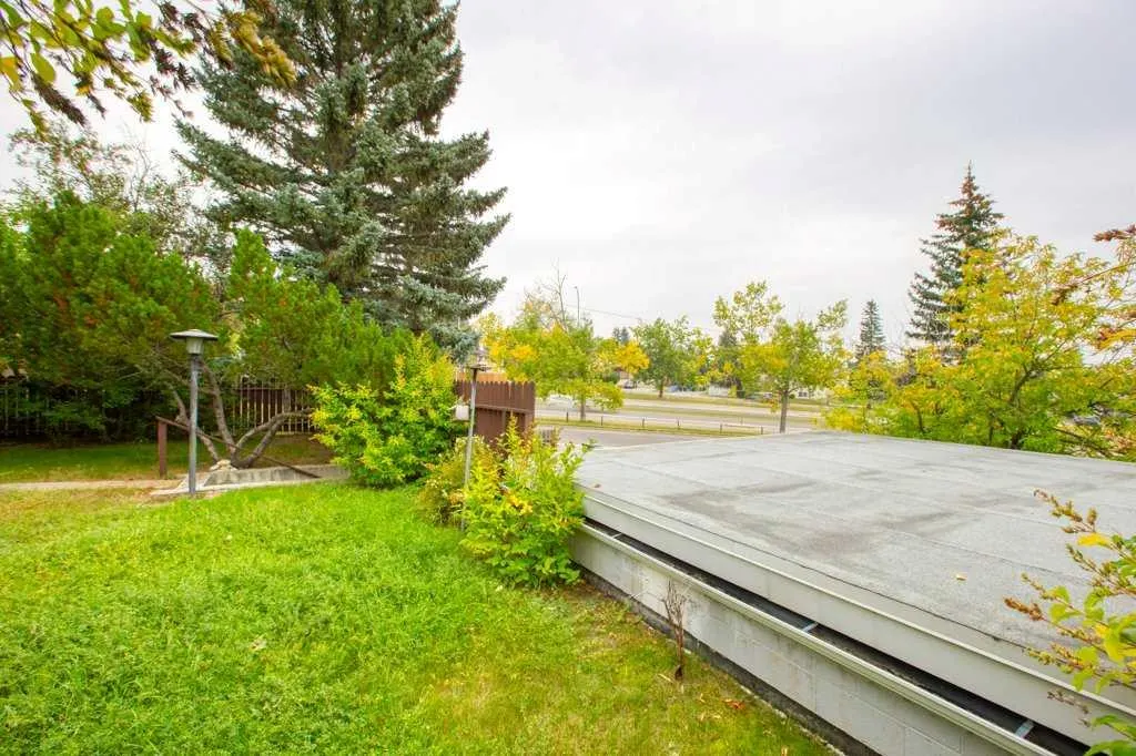 307 Silverthorn Way NW