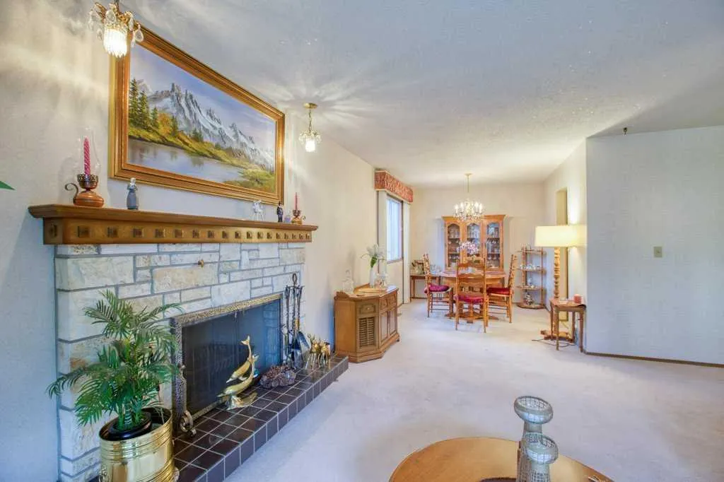 307 Silverthorn Way NW