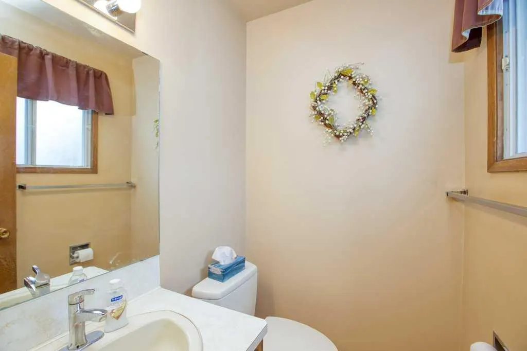 307 Silverthorn Way NW