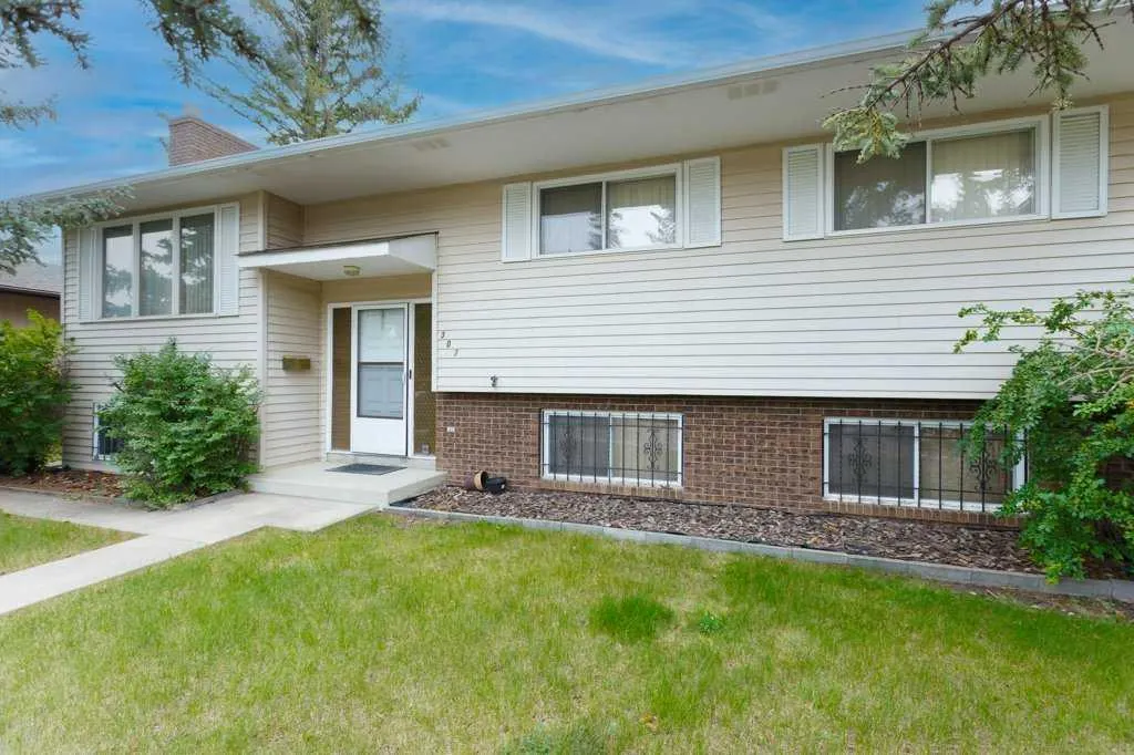 307 Silverthorn Way NW