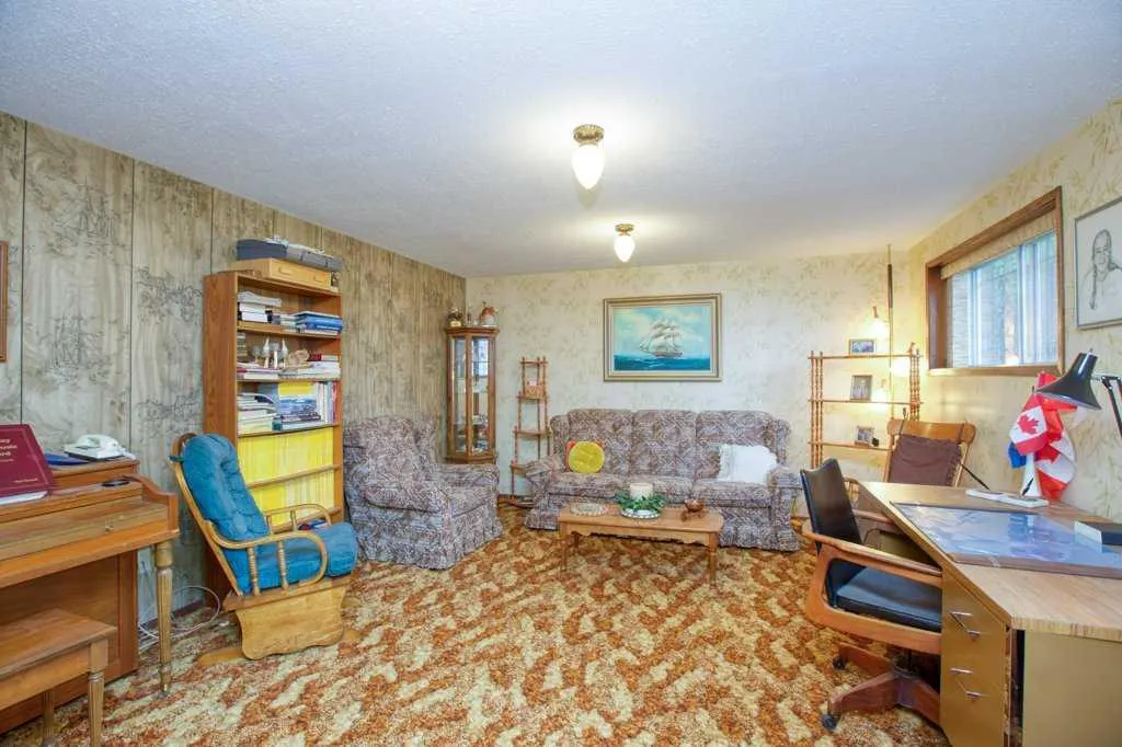 307 Silverthorn Way NW
