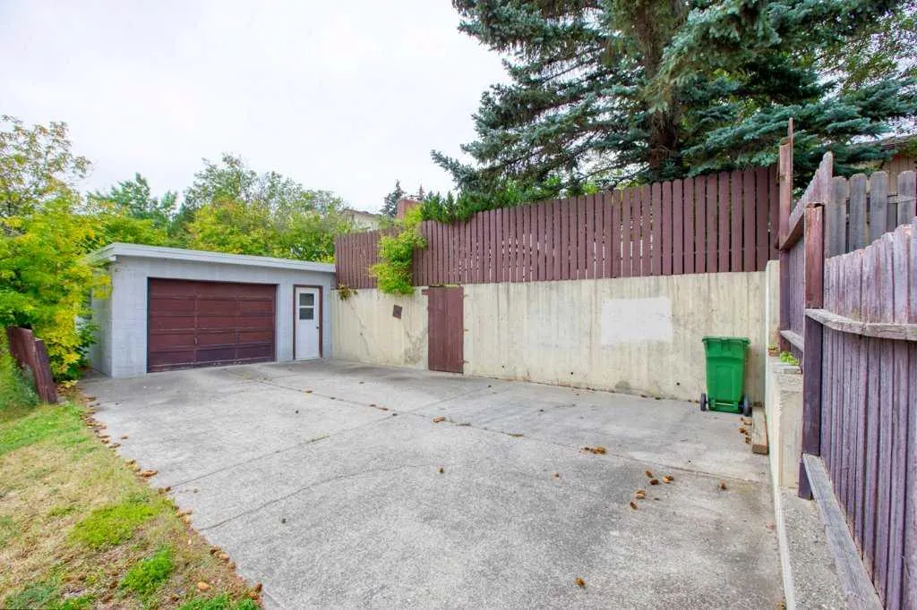 307 Silverthorn Way NW