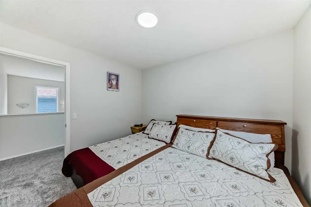 9 Saddlecrest Crescent NE