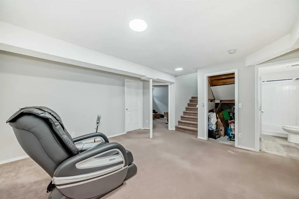 9 Saddlecrest Crescent NE