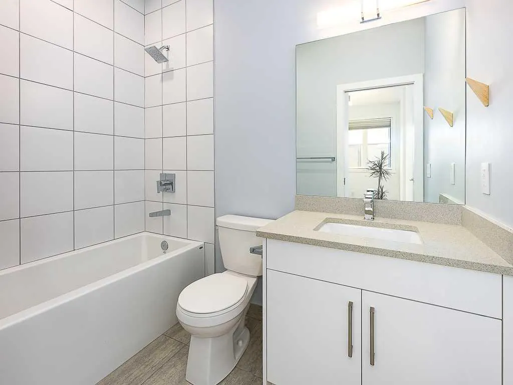 1616 24 Avenue NW, #206