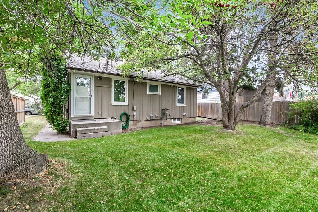 906 Rundle Crescent NE