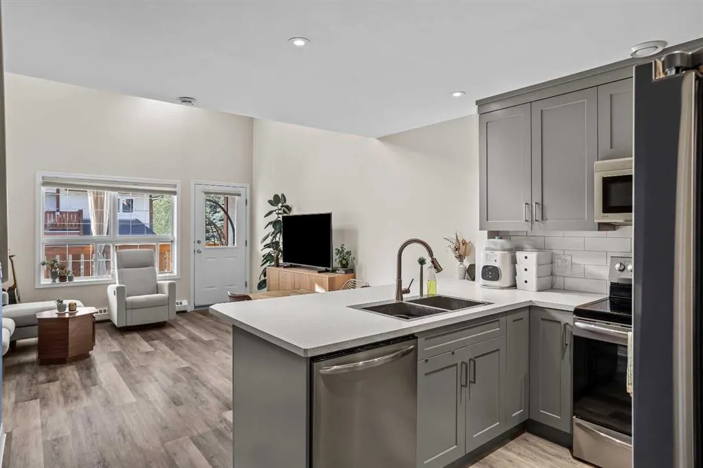 112 Kananaskis Way, #202
