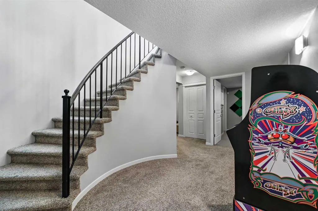 95 Panorama Hills View NW