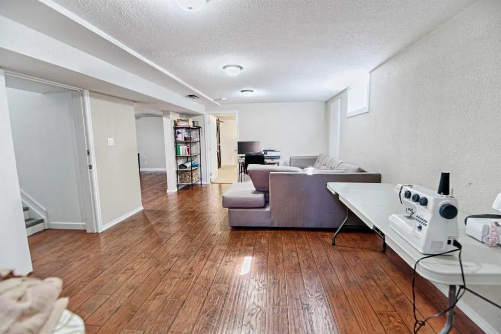 4925 52 Ave