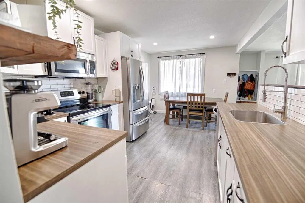 4925 52 Ave