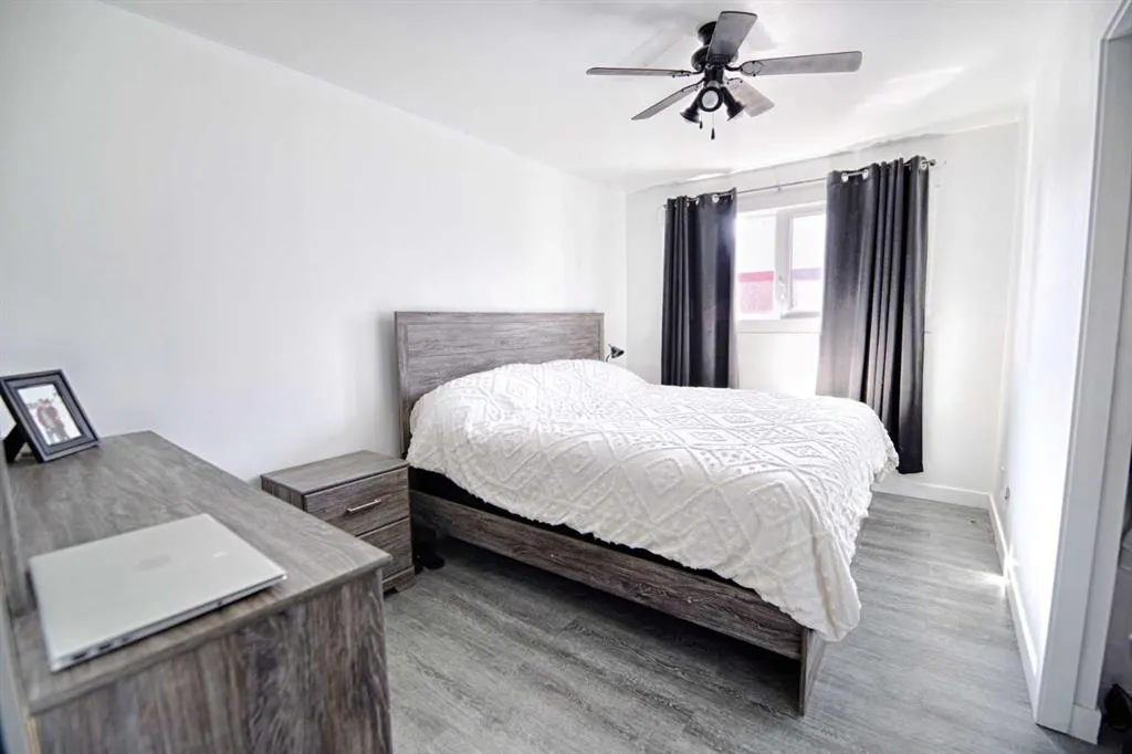 4925 52 Ave