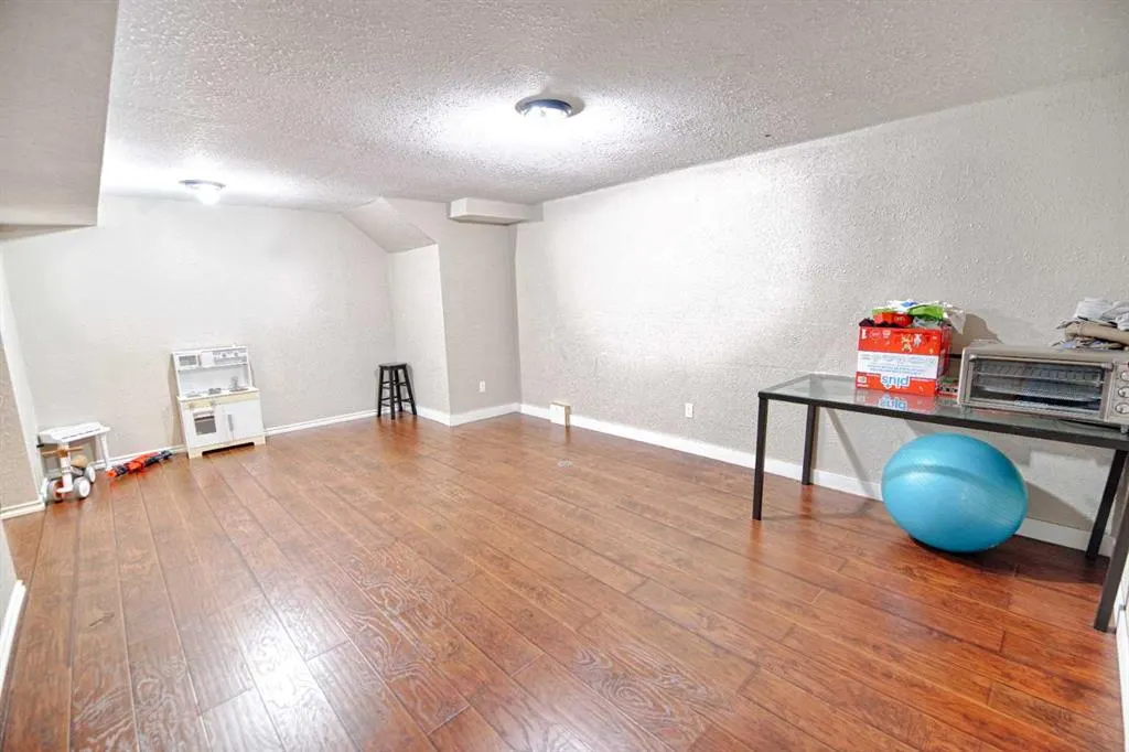 4925 52 Ave