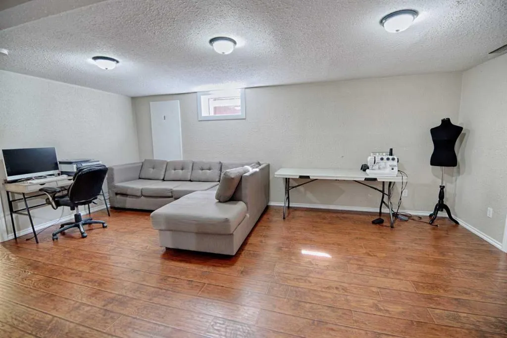 4925 52 Ave