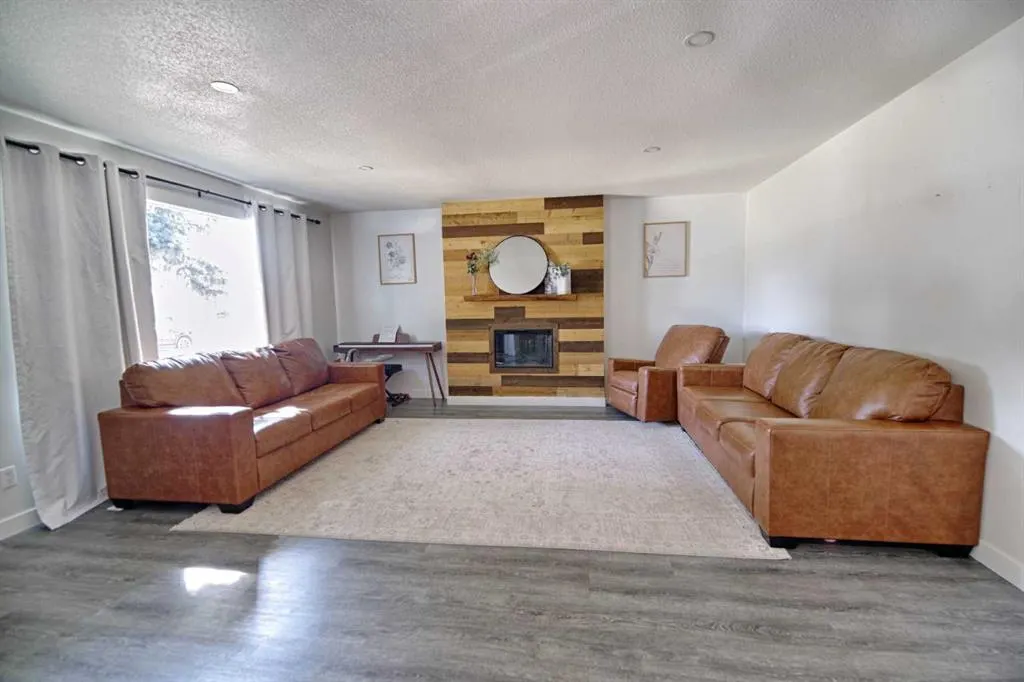 4925 52 Ave