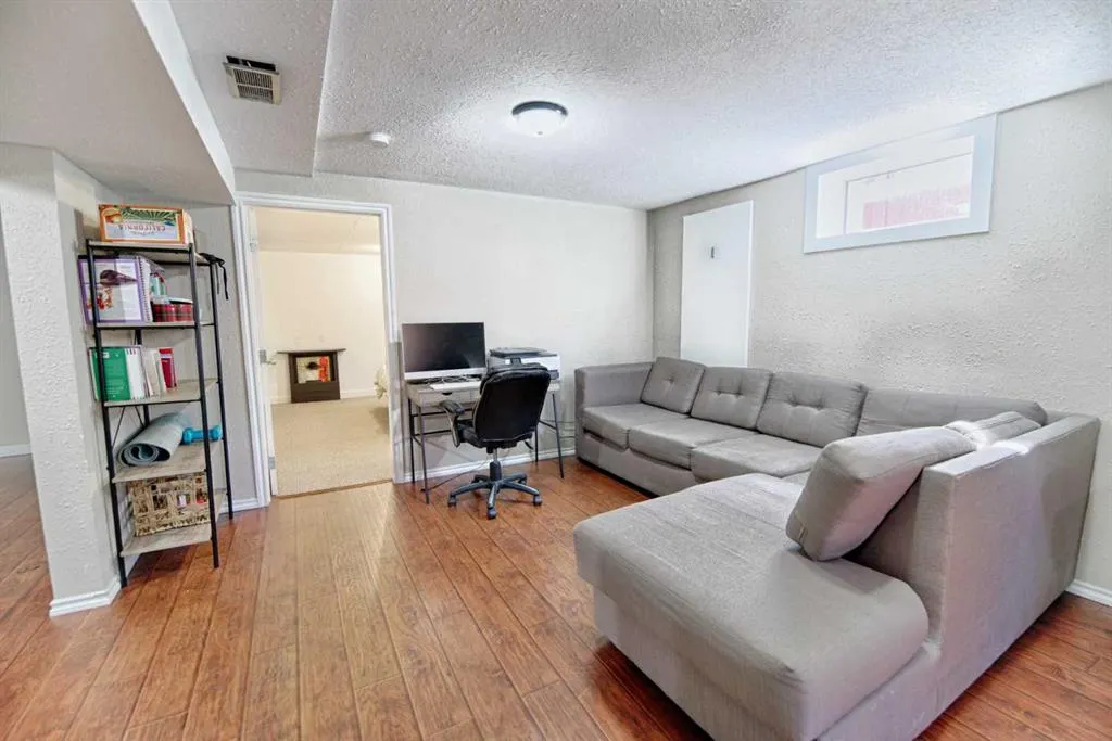 4925 52 Ave