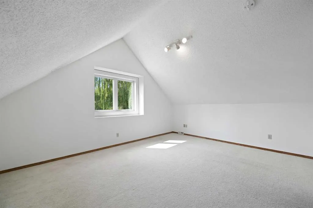 8 Edgeridge Way NW