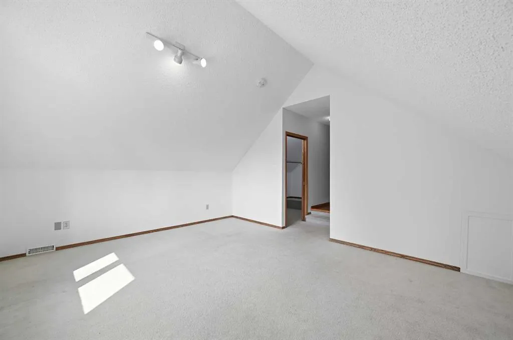 8 Edgeridge Way NW