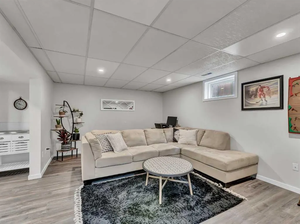 5 Noble Court SW