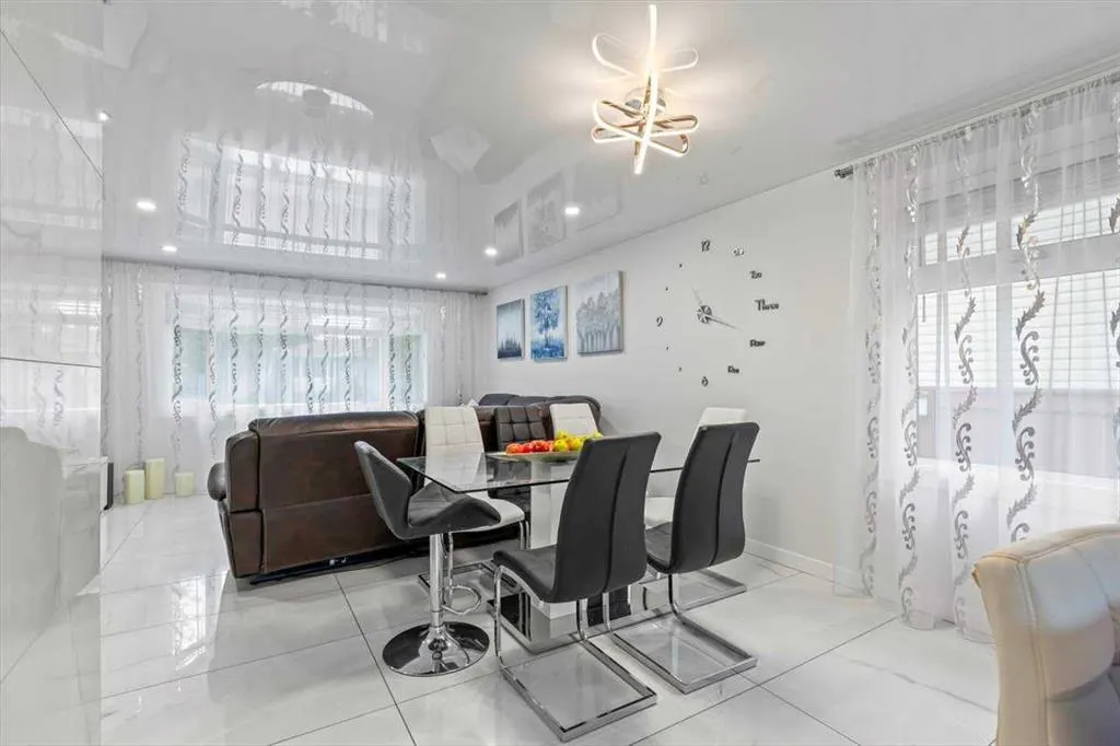 343 Queen Tamara Way SE