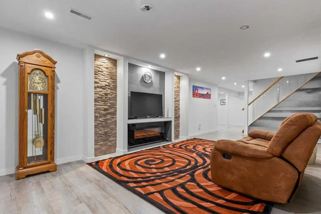343 Queen Tamara Way SE